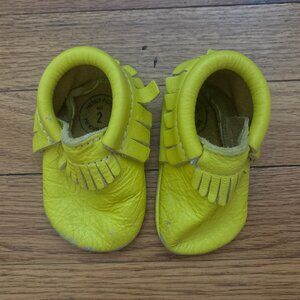 Freshly Picked Leather Baby Moccasins, Yellow size 2